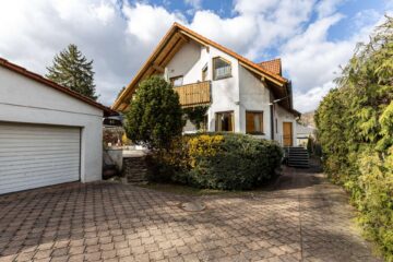 Modernisiertes Mehrfamilienhaus mit 3 Wohneinheiten, Doppelgarage & großem Grundstück, 99867 Gotha, Mehrfamilienhaus